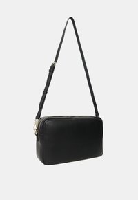 Borsa a tracolla nera in pelle con tracolla regolabile, forma rettangolare, texture liscia e hardware della cerniera in tono oro.
