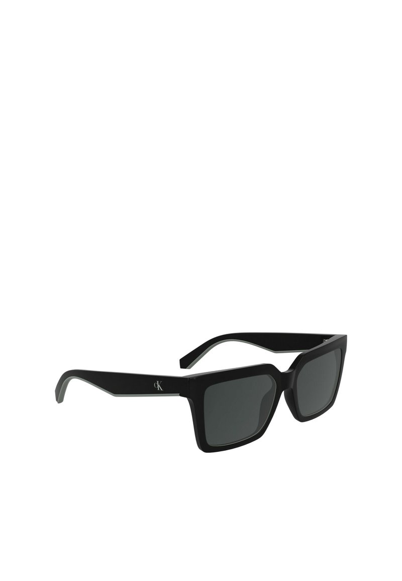 Ochelari de soare rectangulați negri, cu lentile întunecate, finisaj mat și detalii simple. Prezintă logo pe lateral. Ramele au o formă unghiulară.