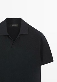 Polo en maille noir à manches courtes avec col et ouverture en V, étiqueté Massimo Dutti.