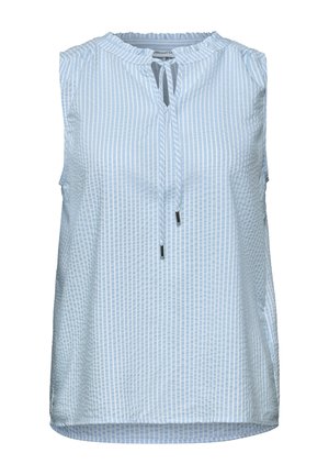 Blouse sans manches bleu clair avec des rayures blanches verticales et un petit col en forme de goutte noué avec de fines cordelettes en tissu.