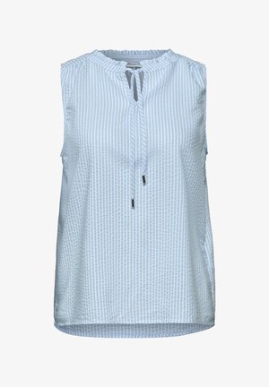 Ärmellose hellblaue Bluse mit vertikalen weißen Streifen und kleinem Schlüssellochausschnitt, der mit dünnen Stoffbändern gebunden ist.