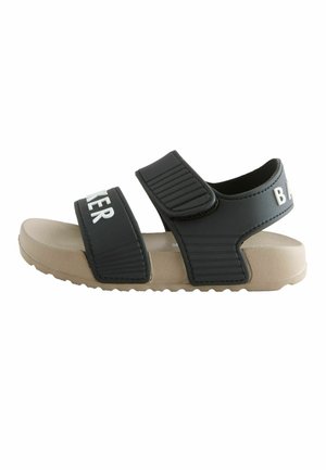Fekete és bézs szandál két állítható pánttal, az egyik a lábujjak felett, a másik a bokánál, texturált bézs talpon.