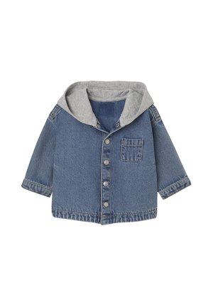 Jeansjacke mit grauem Kapuzen, ausgestattet mit einem Knopfverschluss, Brusttasche und langen Ärmeln; blaue Stoff mit helleren Nähdetails.
