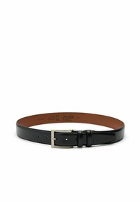 Svart läderbälte med en slät yta, med en silverfärgad rektangulär spänne och flera hål för justering. Den inre sidan är brun.