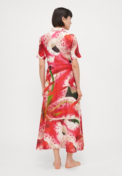Rochie cu imprimeu floral, având design-uri de crini roșii și roz, mâneci scurte, guler și o lungime maxi fluidă, cu o textură netedă.