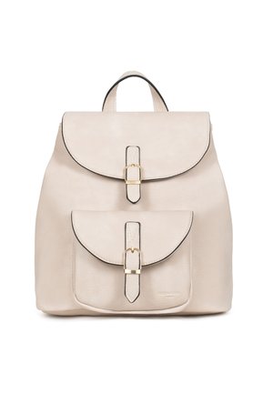 Beige leren rugzak met een ronde klep, gouden hardware en zwarte afwerking, met een voorvak en verstelbare schouderbanden. Gelaagd afwerking.