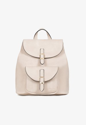 Beige leren rugzak met een ronde klep, gouden hardware en zwarte afwerking, met een voorvak en verstelbare schouderbanden. Gelaagd afwerking.