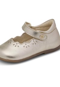 Zapato Mary Jane metálico dorado con borde festoneado, correa en el tobillo y recortes decorativos. Material de cuero suave y suela de goma plana.