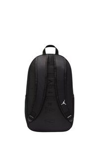 Mochila de tela negra con correas de hombro acolchadas, un asa en la parte superior y un detalle de marca vertical. Presenta un logo blanco en la esquina inferior derecha.