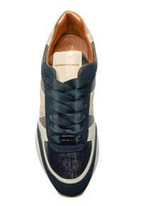 Sneaker met een ontwerp van gemengde materialen in marineblauw, beige en goud, met een gestructureerde neuskap, platte marineblauwe veters en een gewatteerde binnenzool.