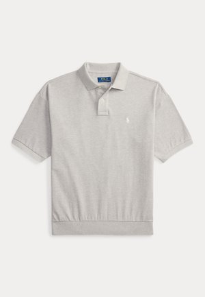 Svetlosivé polokošeľa s krátkym rukávom, s klopou na dva gombíky, rebrovaným golierom a lemom a malým bielym vyšívaným logom na ľavej strane hrude.