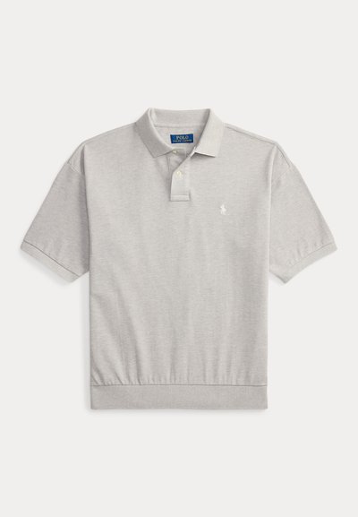 Ανοιχτό γκρι μπλουζάκι πόλο με κοντά μανίκια, με πατιλέτα δύο κουμπιών, ριμπ λαιμόκοψη και τελείωμα, και μικρό λευκό κεντητό λογότυπο στο αριστερό στήθος.
