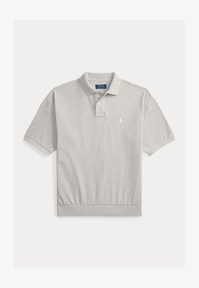 Ανοιχτό γκρι μπλουζάκι πόλο με κοντά μανίκια, με πατιλέτα δύο κουμπιών, ριμπ λαιμόκοψη και τελείωμα, και μικρό λευκό κεντητό λογότυπο στο αριστερό στήθος.
