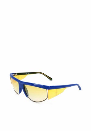 Occhiali da sole con montatura blu, lenti gialle sfumate e protezioni laterali, inclinati per mostrare la vista frontale e laterale su sfondo bianco.