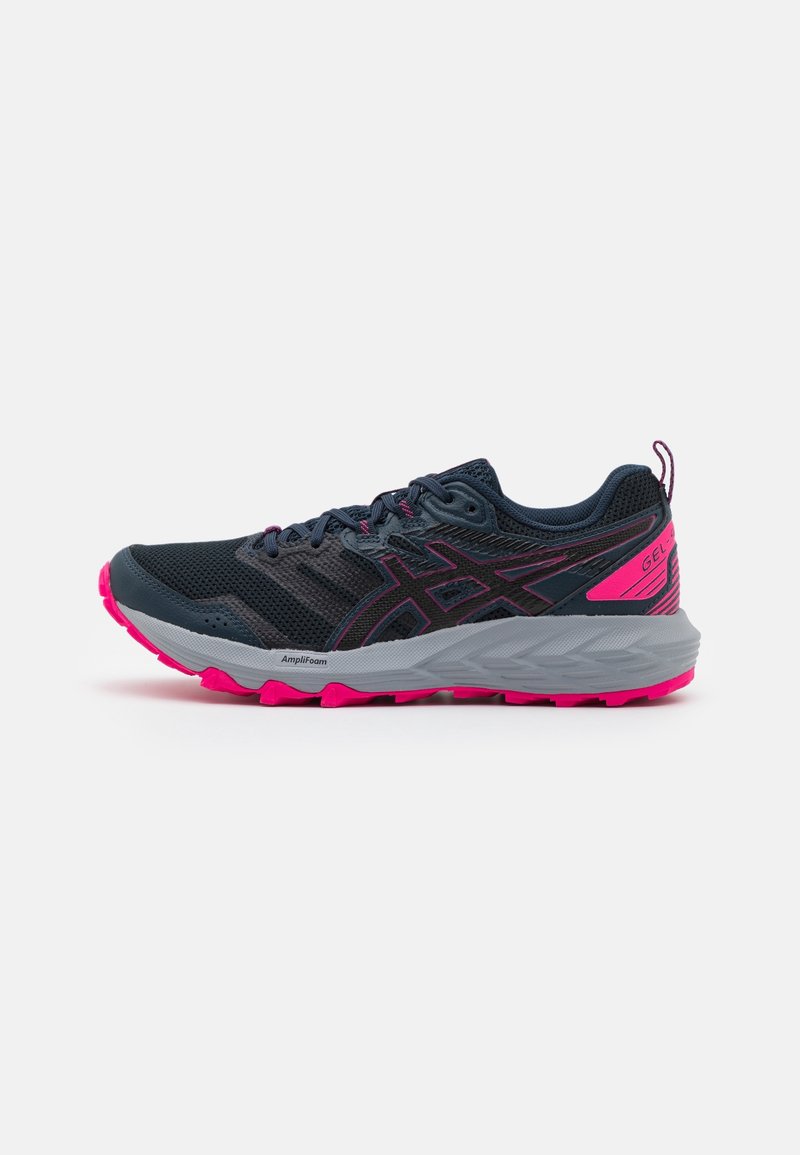 Chaussure de course gris foncé et rose avec tige en mesh, semelle intermédiaire rembourrée portant la mention "AmpliFoam" et semelle extérieure rose texturée.