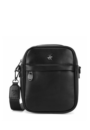 Schwarze Leder-Crossbody-Tasche mit Front-Reißverschlusstasche, verstellbarem Stoffriemen und geprägtetem Logo auf der Vorderseite.