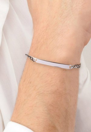 Silberne Kettenarmband mit platter, rechteckiger ID-Platte. Mit polierter Oberfläche und strukturierten Kettengliedern.