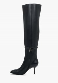 Czarne wysokie botki na obcasie wykonane z gładkiej skóry, z wysoką cholewką, spiczastym noskiem oraz zamkiem po boku.