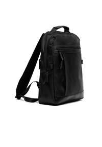 Mochila negra hecha de un material liso y duradero. Cuenta con múltiples bolsillos con cremallera, correas ajustables y un diseño elegante y minimalista.