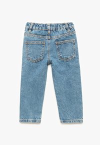 Jeans de mezclilla azul claro con una cinturilla elástica, dos bolsillos traseros y costuras visibles. Diseño de pierna recta.