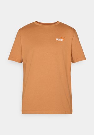 Kurzärmliges T-Shirt mit Rundhalsausschnitt in einem warmen Braunton, aus weicher Baumwolle; verfügt über ein kleines oranges Puma-Logo auf der oberen linken Seite.