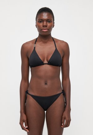 Schwarzes Bikini-Set mit einem Dreieckstop und verstellbaren Trägern sowie seitlichen Bindebändern. Glatte Textur, minimalistisches Design, keine Muster.