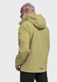 Grüne Kapuzenjacke mit glatter, matter Textur, mit einem Logo auf dem Ärmel und einem schwarzen Akzent am Saum. Rückansicht mit lockerer Passform.