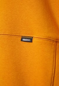 Nike Performance FC HOODIE - Felpa con cappuccio - light curry/habanero red/black