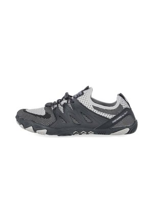 Schwarzer und grauer, atmungsaktiver Sneaker mit niedrigem Profil, Schlupfdesign, verstellbaren Bungee-Schnürsenkeln und flexibler Sohle für Outdoor-Aktivitäten.