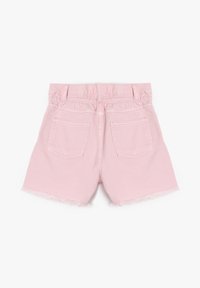 Shorts de mezclilla rosa con dobladillo deshilachado, que cuentan con dos bolsillos traseros y una cinturilla elástica para mayor comodidad. Diseño simple y limpio.