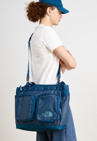 Selecionado, midnight petrol/algae blue