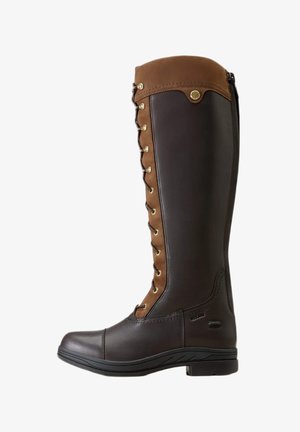 Bota alta de montar de cuero marrón con cordones delanteros, puño acolchado y tacón bajo, diseñada para uso en exteriores o ecuestre.