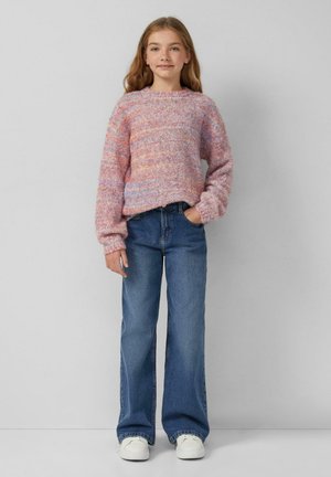Pastelowy sweter dzianinowy z teksturowanymi paskami, długimi rękawami i skróconym krojem, zestawiony z szerokimi dżinsami w niebieskim kolorze i białymi sneakersami.