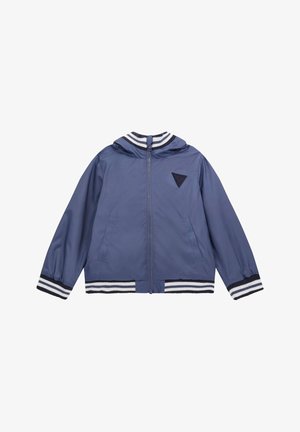 Giacca bomber blu navy con cappuccio, realizzata in materiale sintetico liscio. Presenta polsini e orlo a coste con righe bianche e blu navy a contrasto.