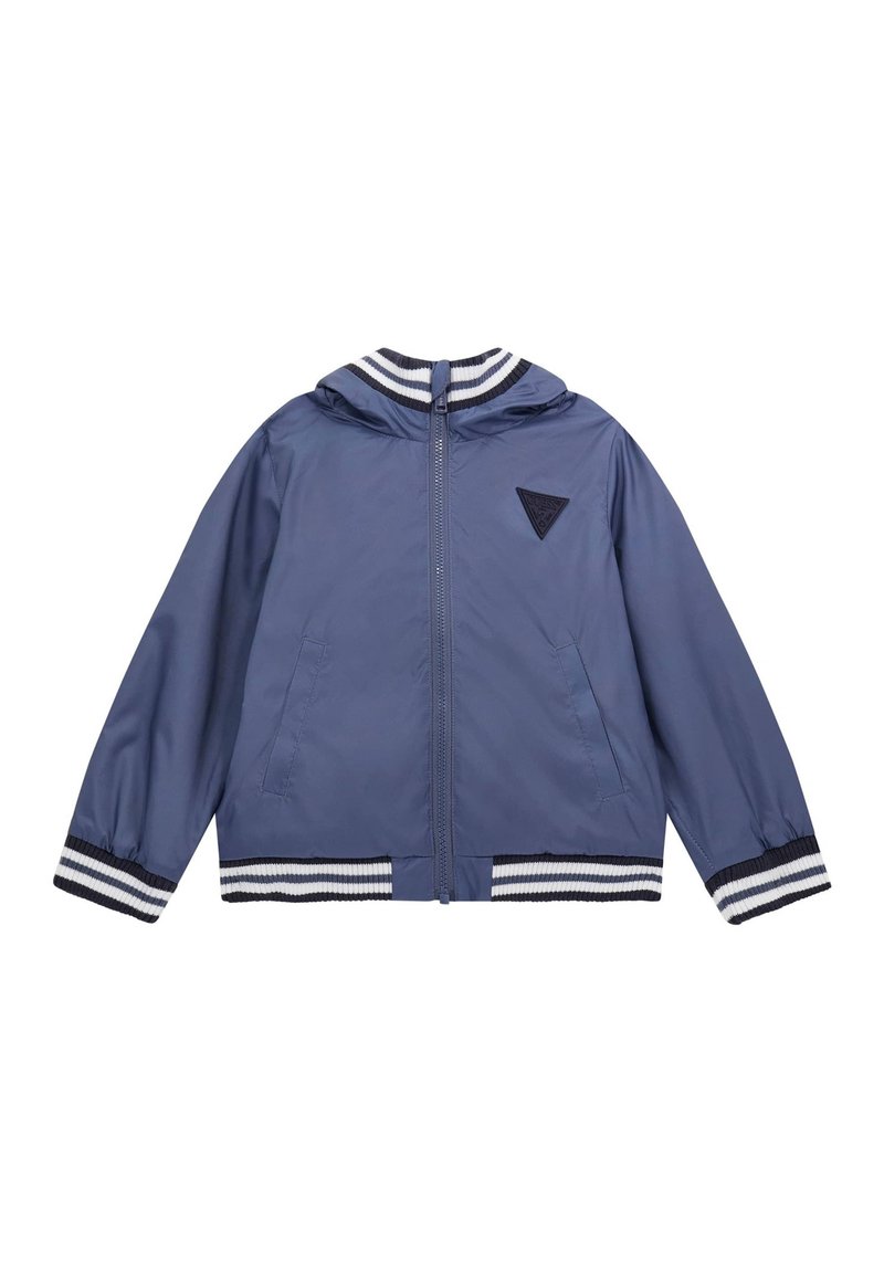 Giacca bomber blu navy con cappuccio, realizzata in materiale sintetico liscio. Presenta polsini e orlo a coste con righe bianche e blu navy a contrasto.