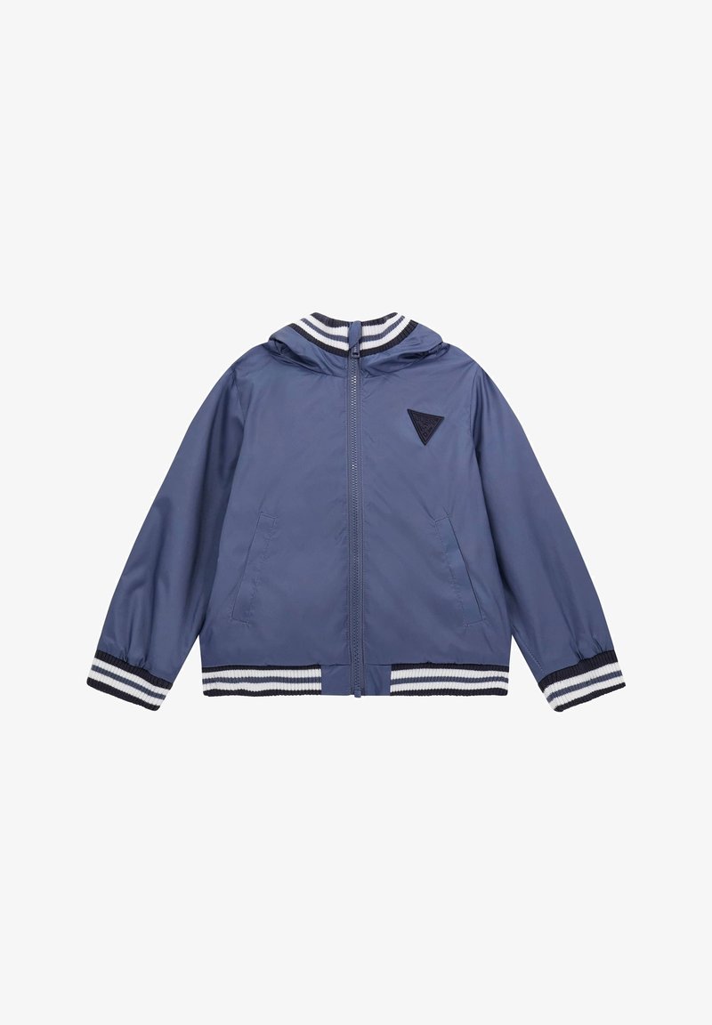 Giacca bomber blu navy con cappuccio, realizzata in materiale sintetico liscio. Presenta polsini e orlo a coste con righe bianche e blu navy a contrasto.