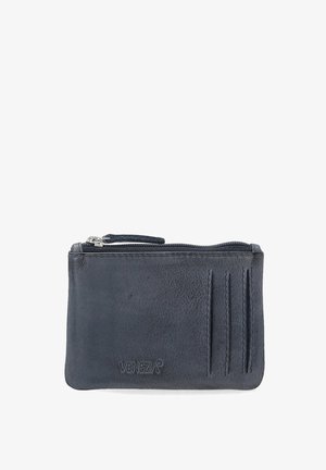 Portefeuille en cuir bleu foncé avec une fermeture éclair, présentant une surface texturée et trois emplacements pour cartes sur un côté. Logo embossé à l'avant.