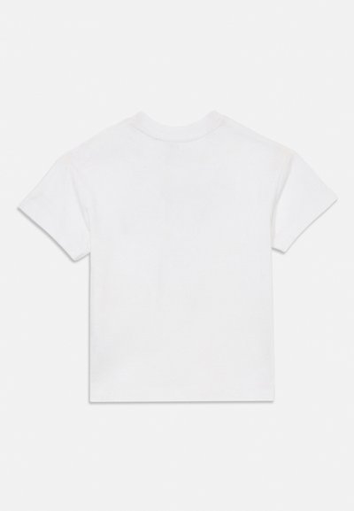 Egyszerű, fehér, rövid ujjú póló kerek nyakkivágással, semleges háttéren hátulról bemutatva.