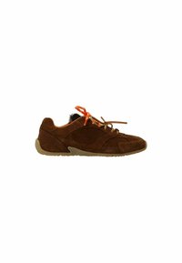Bruine suède sneaker met oranje veters, gestructureerde zijpanelen en een grijze rubberen zool. Heeft een klein zwart accent bij de hiel.