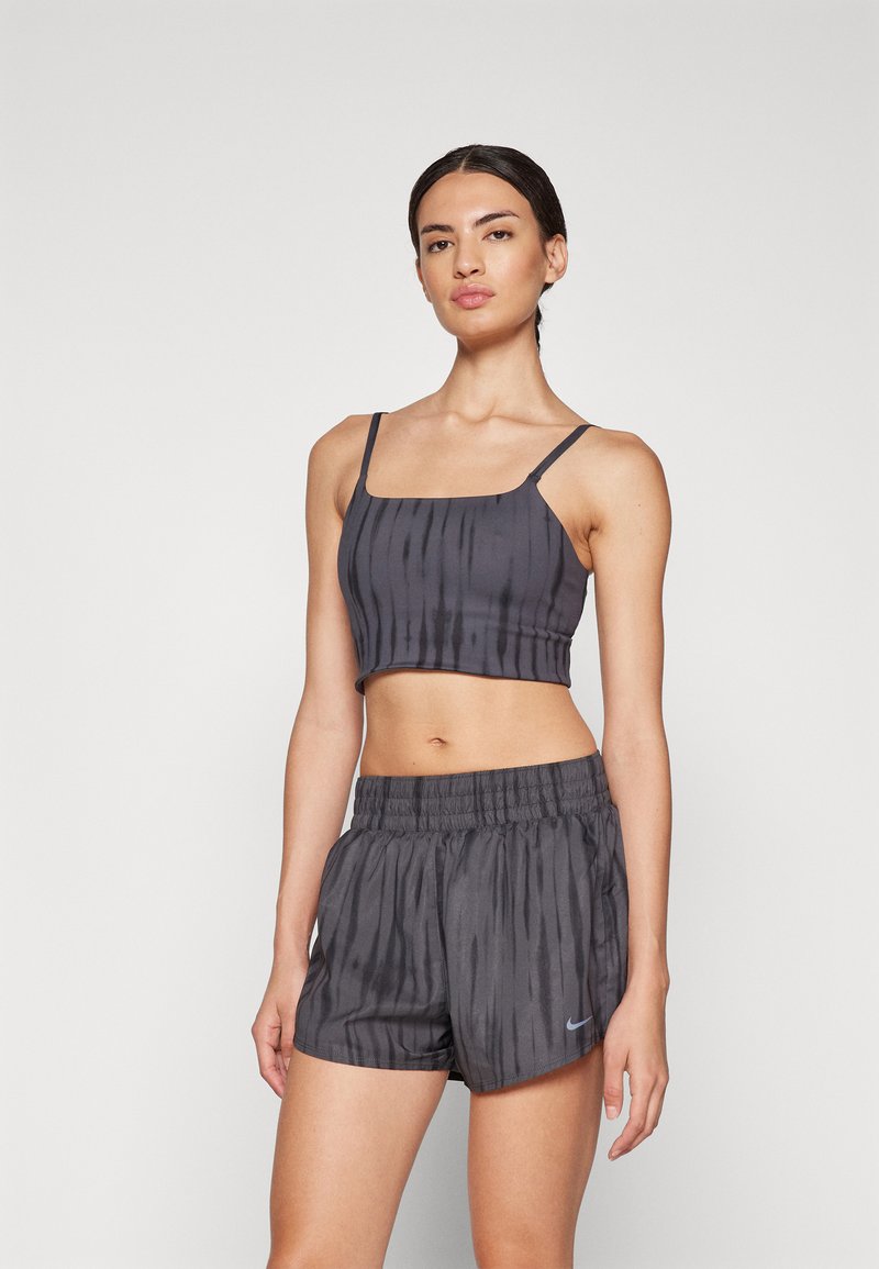 Conjunto de top curto desportivo e calções em cinza escuro, com padrão de riscas verticais, cintura elástica e alças finas ajustáveis.