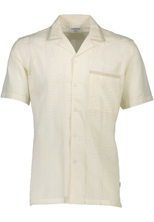 Krótki rękaw, kremowa koszula z wzorem teksturowanym, z kołnierzykiem i jedną kieszenią na piersi w jaśniejszym odcieniu. Zapięcie na guziki z przodu.