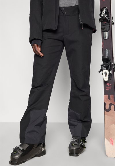 Μαύροι σκι παντελόνια από αδιάβροχο υλικό, με σχεδιασμό ευθείας γραμμής, ενισχυμένα μπαλώματα και μέση με δύο κουμπιά.