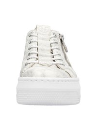 Baskets argentées métalliques avec lacets blancs, surface texturée et fermeture éclair sur le côté. Dotées d'une semelle plateforme avec un fond en caoutchouc à motif.