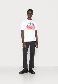 Champion Rochester CREWNECK STRANGER THINGS UNISEX - Triko s potiskem - white