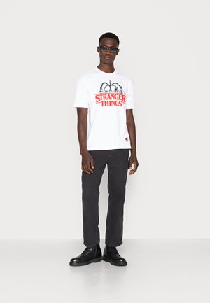 Champion Rochester CREWNECK STRANGER THINGS UNISEX - T-Shirt print - white