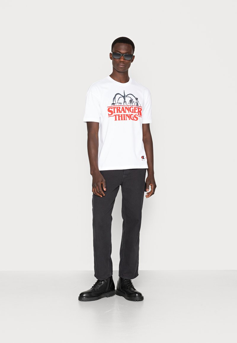 Champion Rochester CREWNECK STRANGER THINGS UNISEX - Triko s potiskem - white