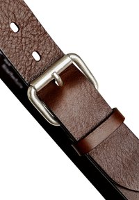 Rjav usnjen pas z teksturirano površino, ki ima srebrno kovinsko zaponko in več lukenj za prilagoditev. Preprost dizajn z varnim zapiranjem.