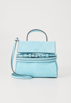 Bolso de ante azul cielo con un diseño estructurado, asa superior y correa de hombro ajustable. Presenta una solapa frontal y un detalle decorativo de cinturón.