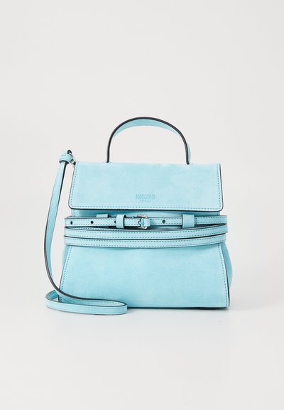 Sac à main en suede bleu ciel avec un design structuré, une poignée supérieure et une sangle d'épaule ajustable. Comprend un rabat frontal et un détail de ceinture décoratif.