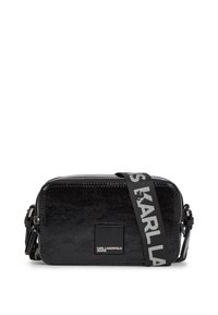 Borsa a tracolla rettangolare lucida nera con ampia tracolla nera, caratterizzata da testo e logo "KARL LAGERFELD" bianchi sulla parte anteriore.